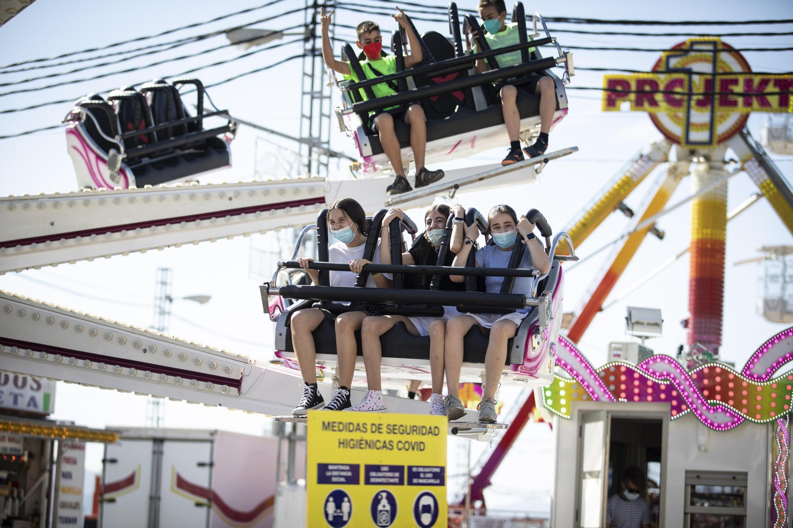 Fotos: el ferial de Granada cobra vida con los columpios