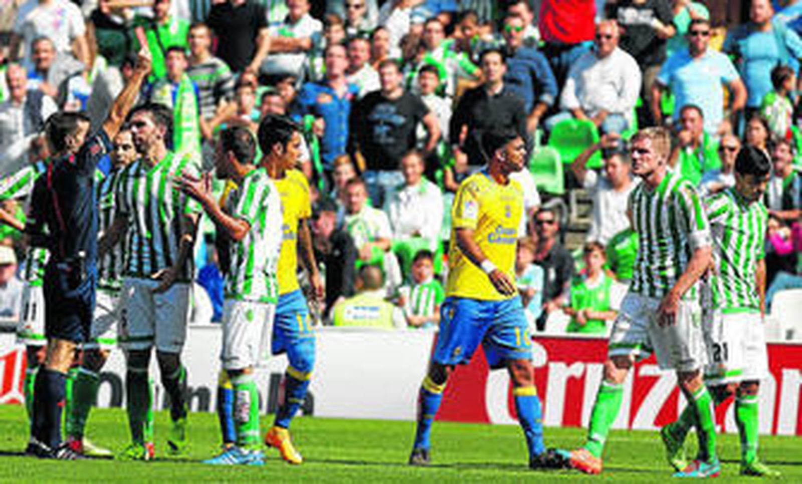 Jordi Figueras y Matilla protestan al árbitro por la segunda amarilla a Perquis, en el minuto 71.