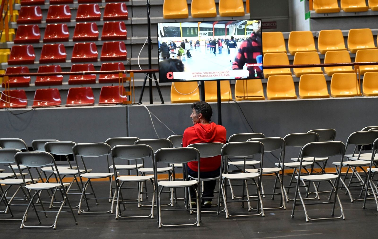Decenas de desalojados de Córdoba por la crecida del Guadalquivir mantienen la incertidumbre desde Vista Alegre