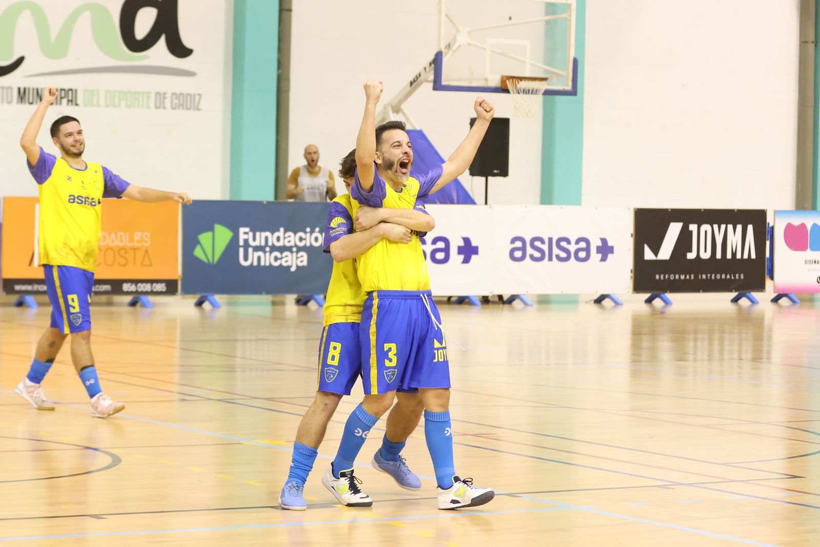 Celebración de uno de los goles del Cádiz Virgili.