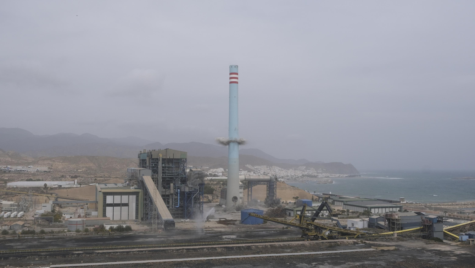 El derribo de la Torre Litoral de Endesa en Carboneras, en imágenes