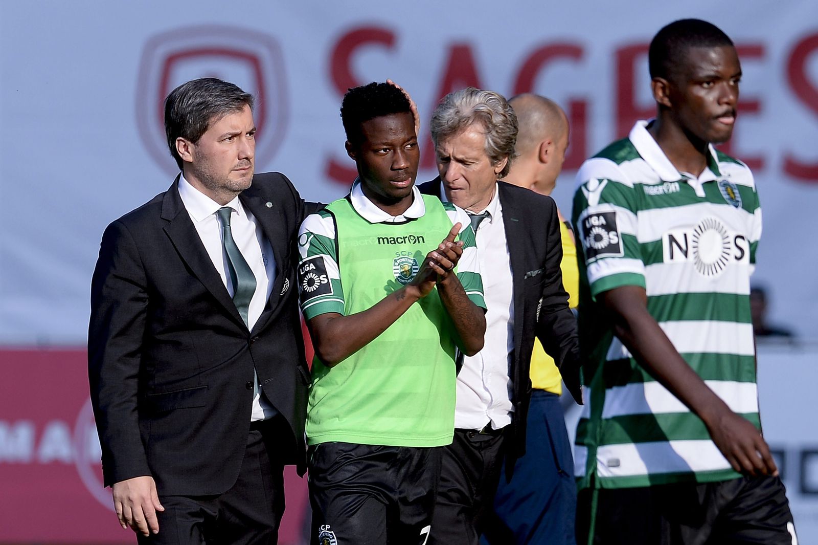 Jorge Jesús, al fondo, y William Carvalho, en primer plano, en el Sporting.