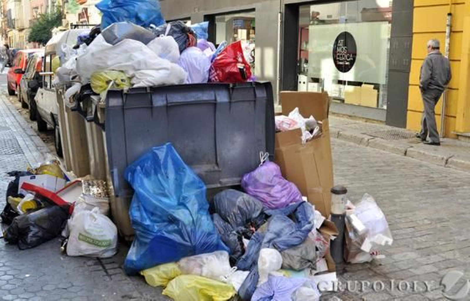 Basura acumulada en las calles en el quinto día de huelga de Lipasam.

Foto: Manuel Gomez