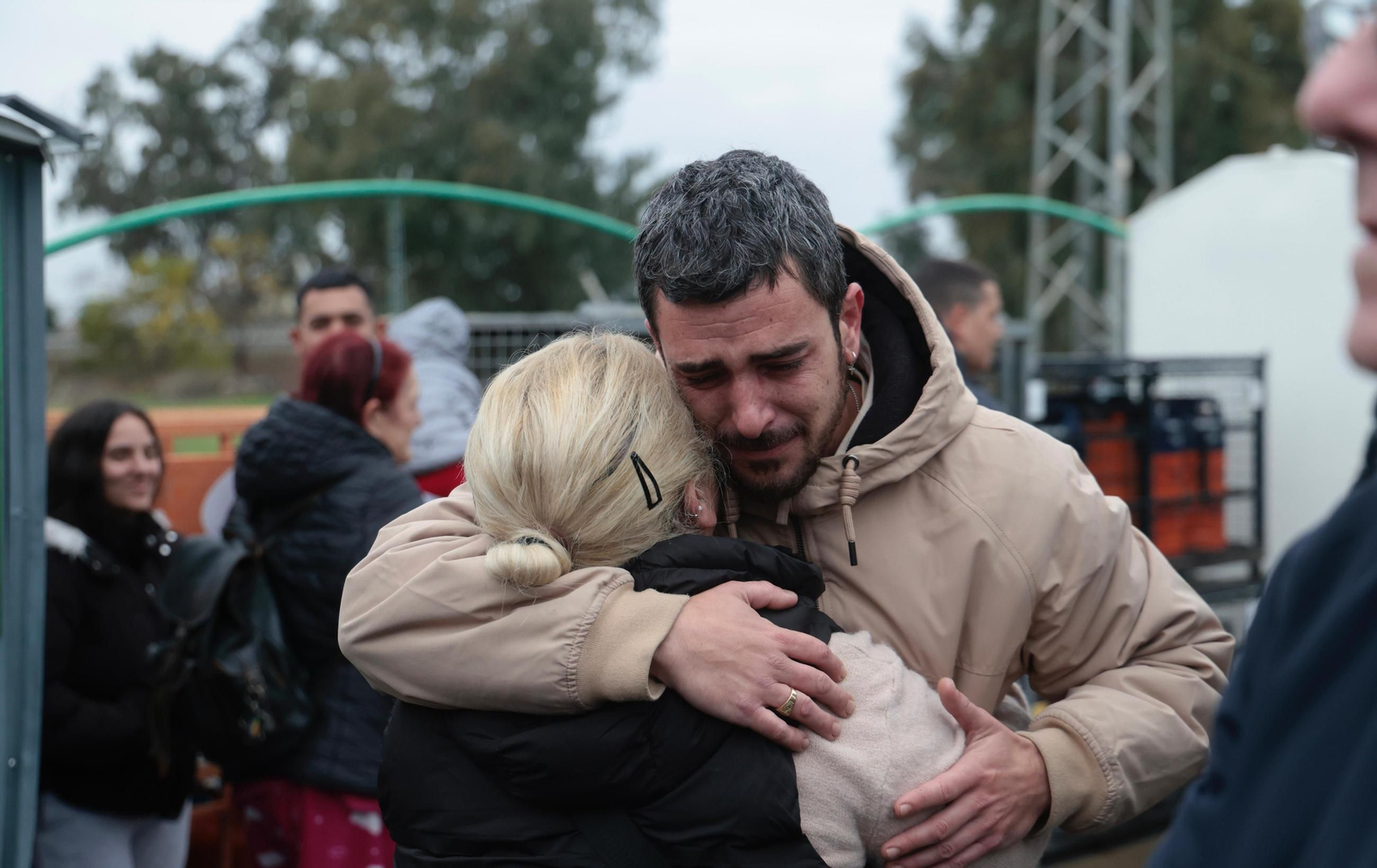 Juan Manuel Martínez, uno de los hermanos responsables de la gasolinera, se abraza a su madre, Rosa del Estad.