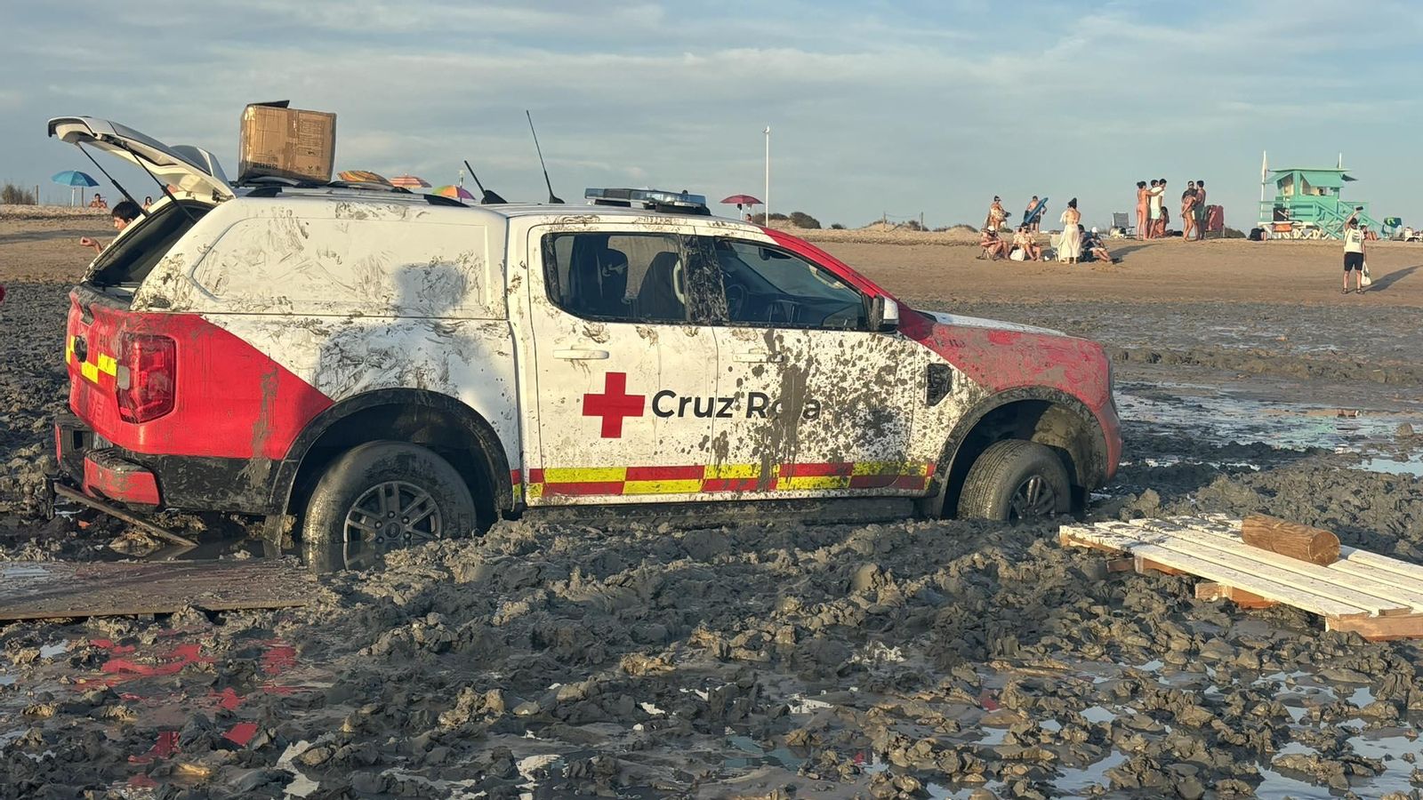El vehículo de Cruz Roja, atrapado en el fango de la playa de Camposoto.