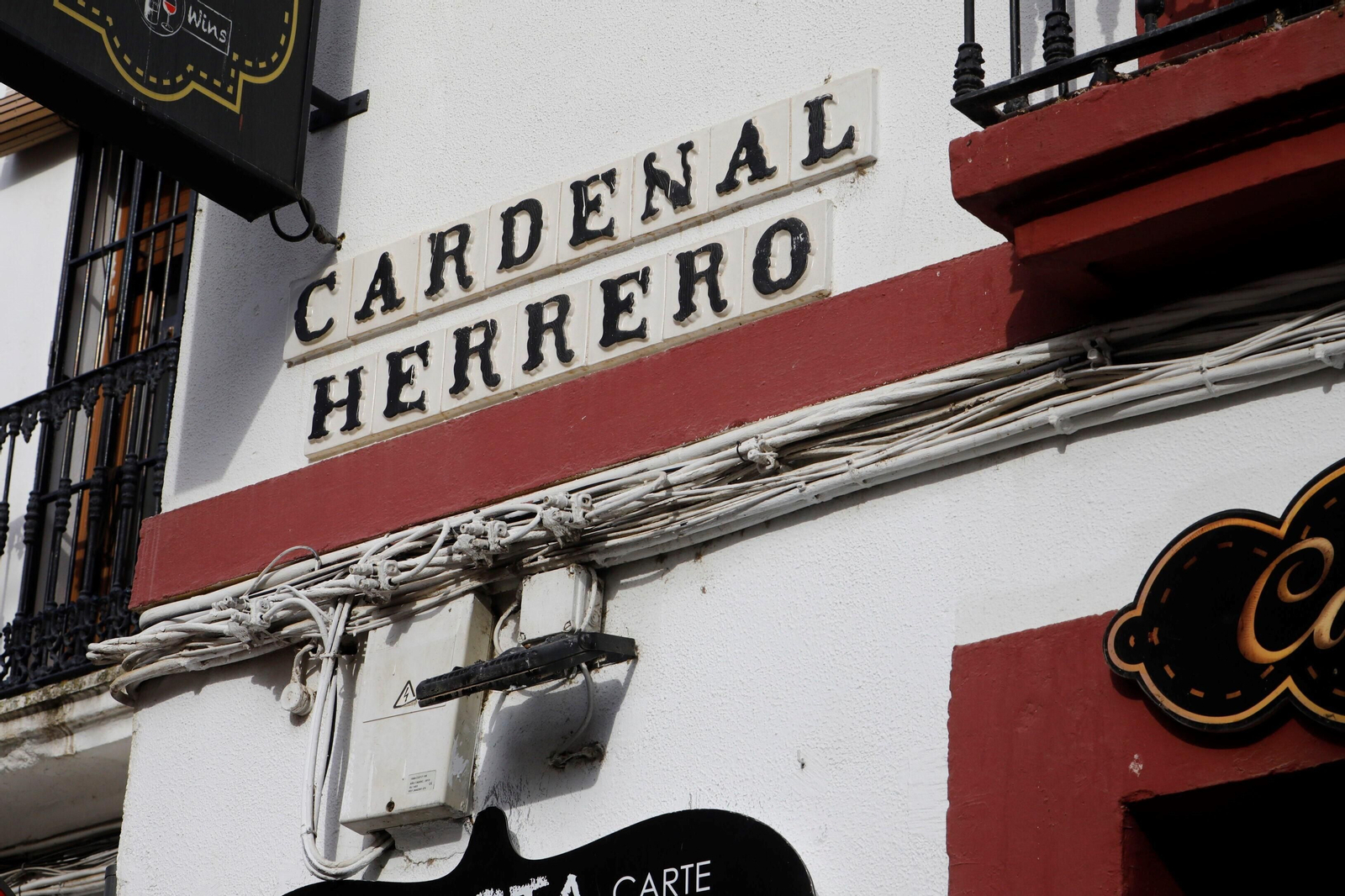 El cableado aéreo campa a sus anchas en el Casco Histórico de Córdoba, en imágenes