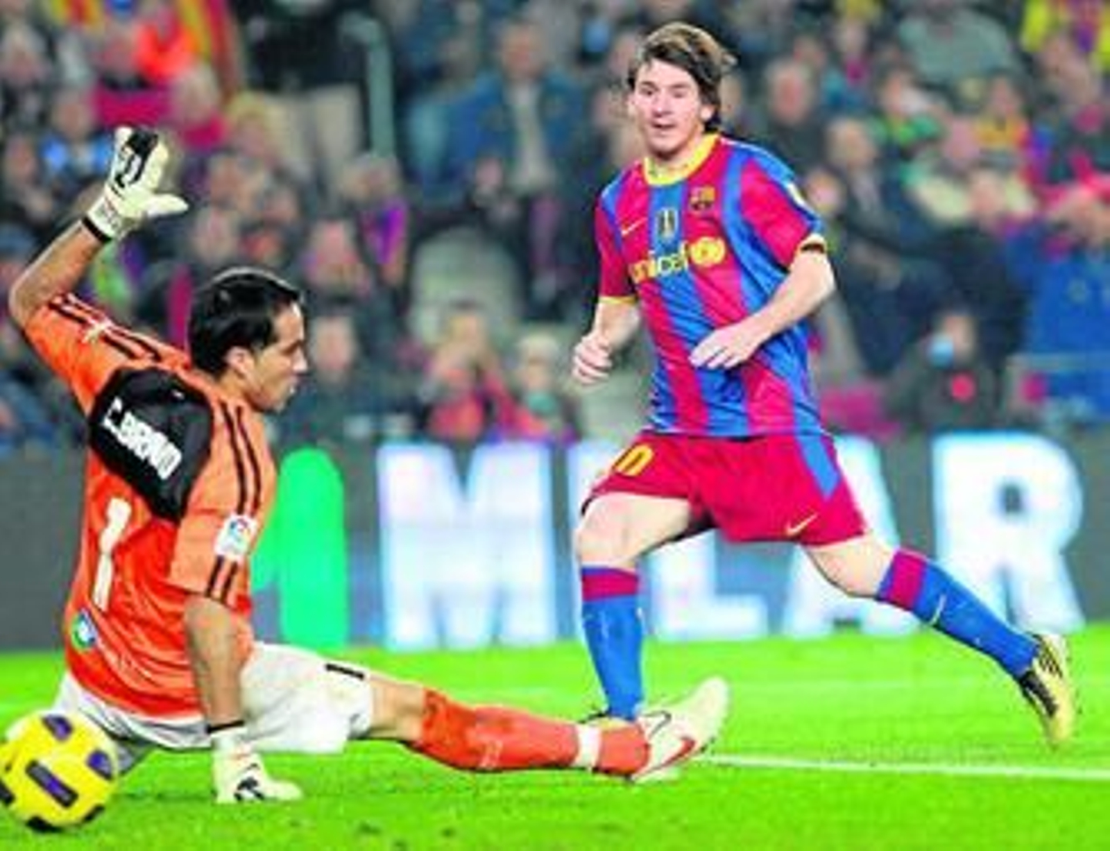 Leo Messi bate al portero de la Real Sociedad, Claudio Bravo, para lograr el tercer gol azulgrana.