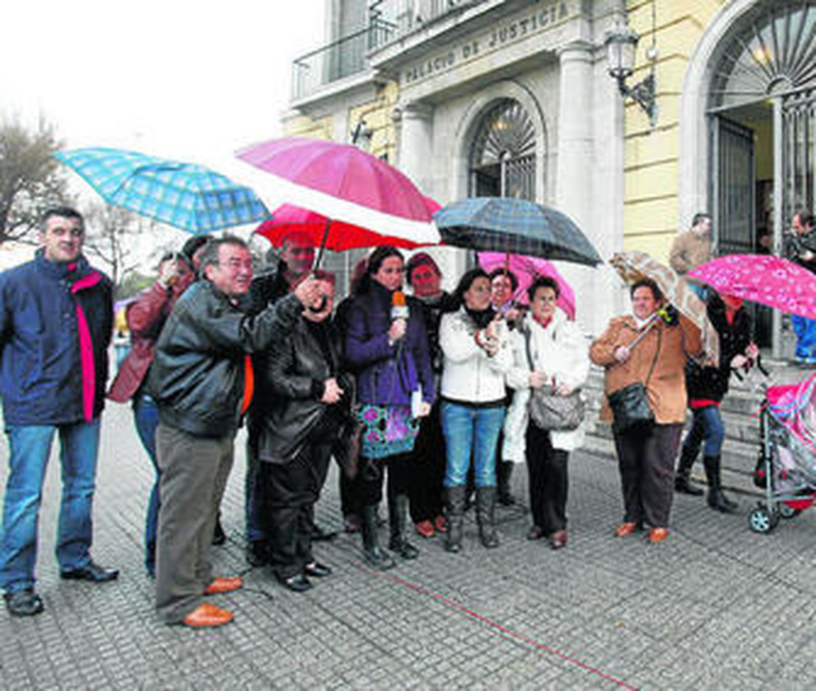 Familiares que han denunciado la extraña muerte de sus hijos.