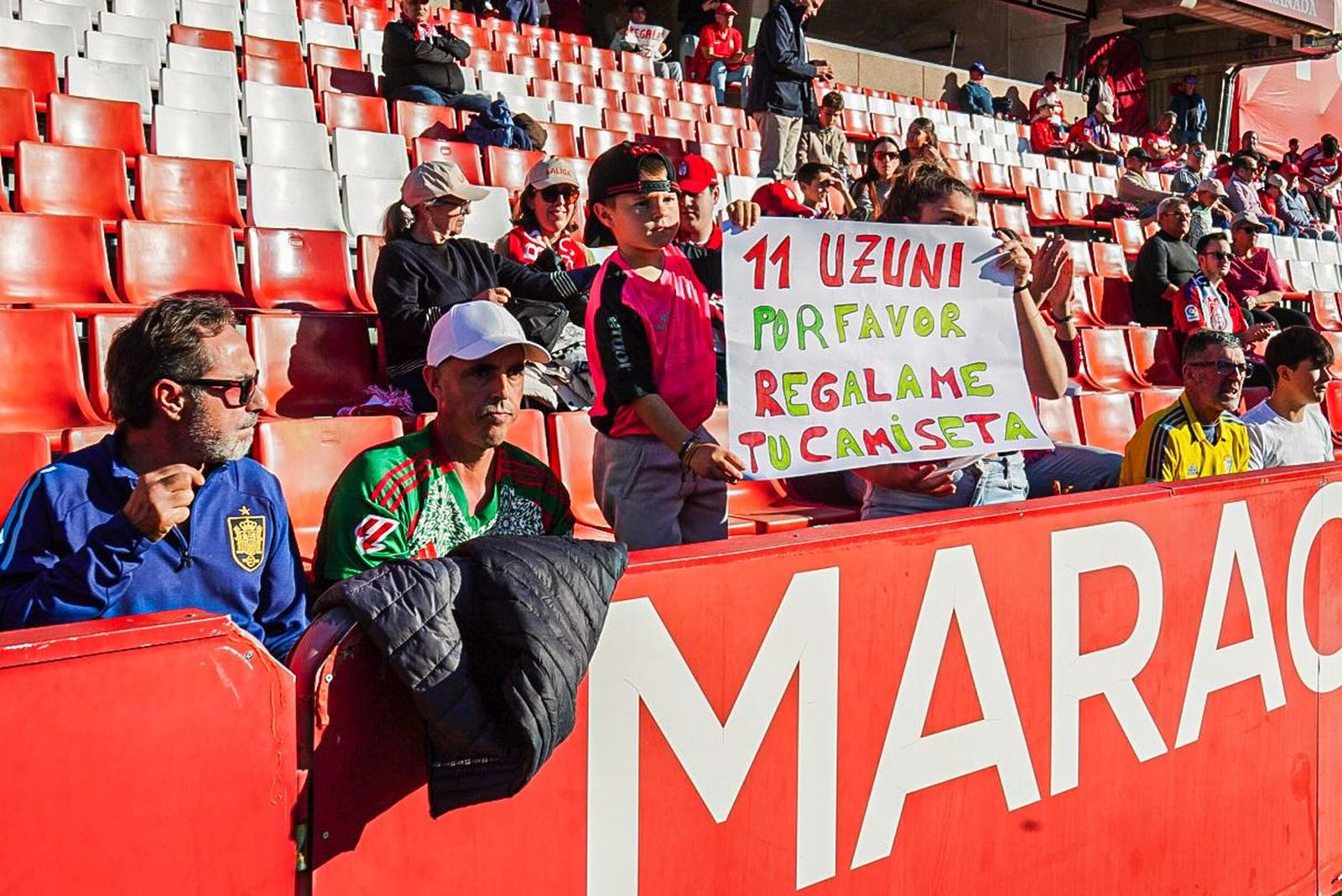 Encuéntrate en el recibimiento al Granada y en la grada de Los Cármenes