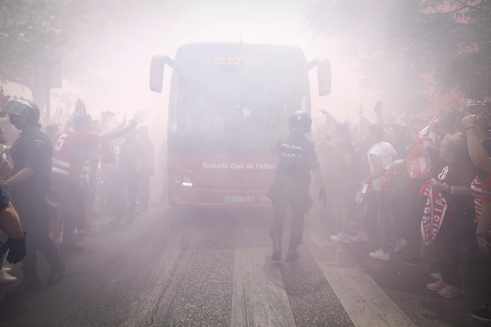En imágenes: así ha recibido la afición del Granada a su equipo