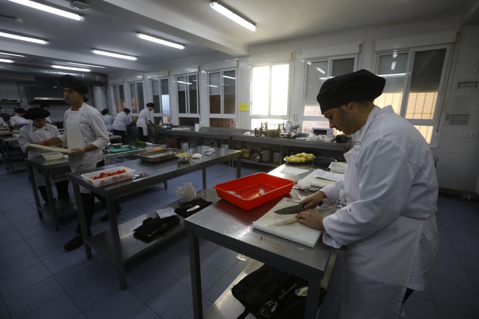 El restaurante y las cocinas del instituto Gran Capitán de Córdoba, en imágenes