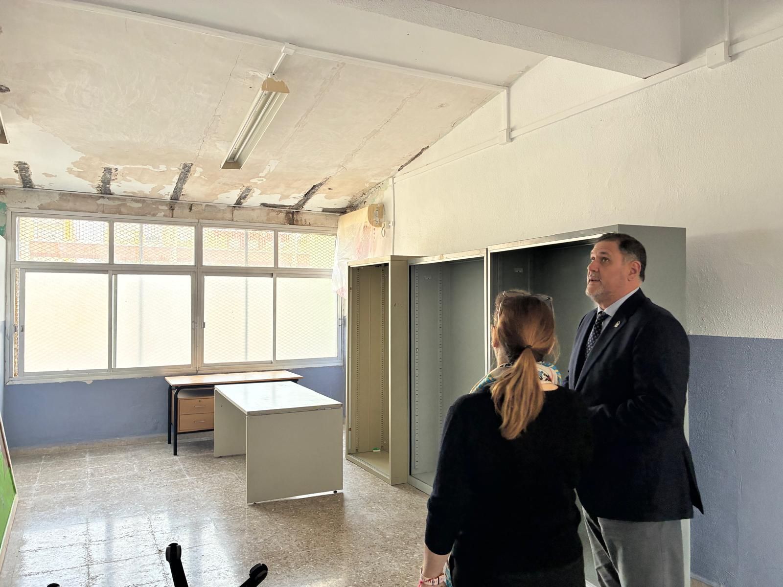 El delegado de Desarrollo Educativo y FP de la Junta de Andalucía visita la residencia.