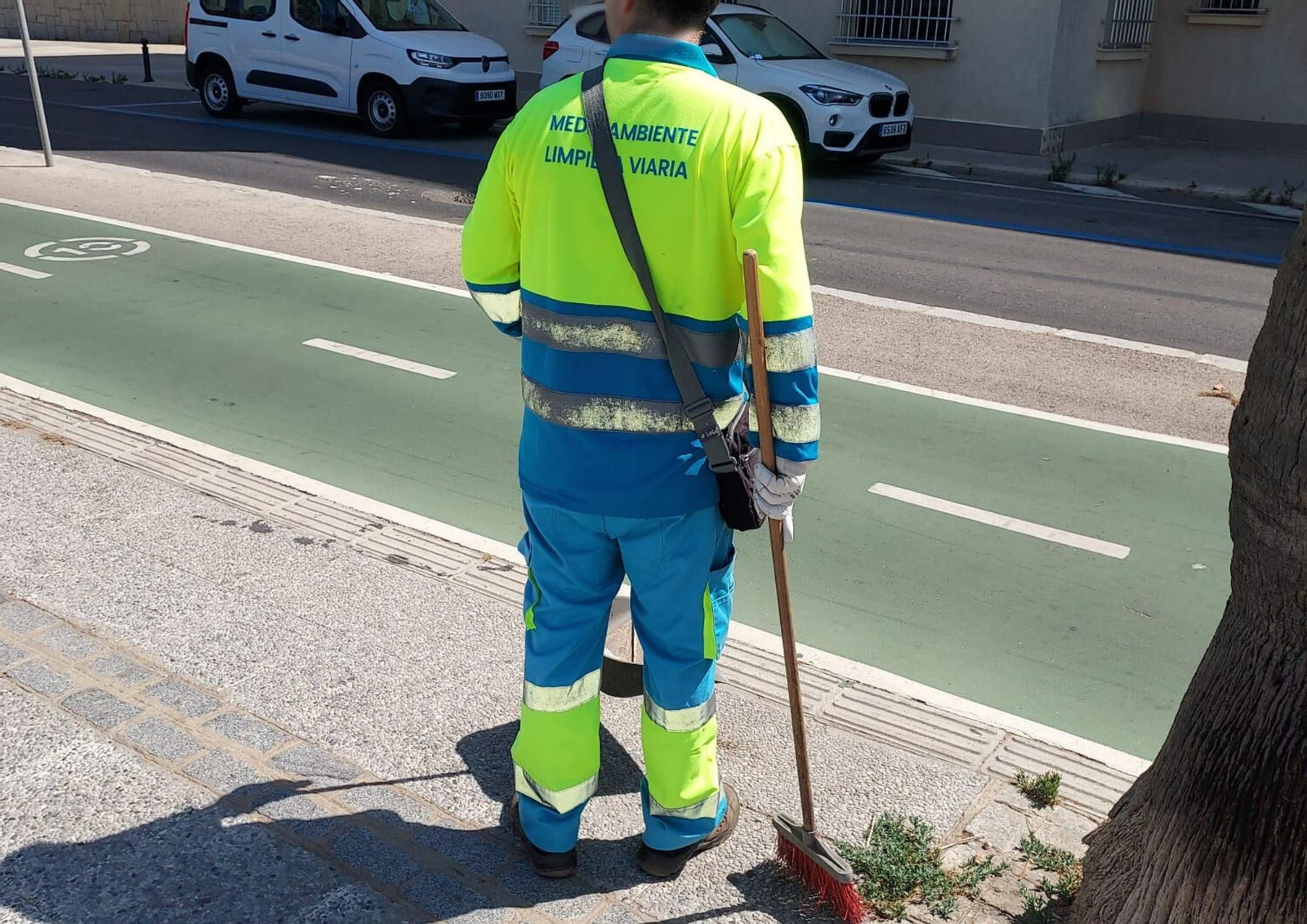 Un trabajador del servicio de limpieza de Cádiz.