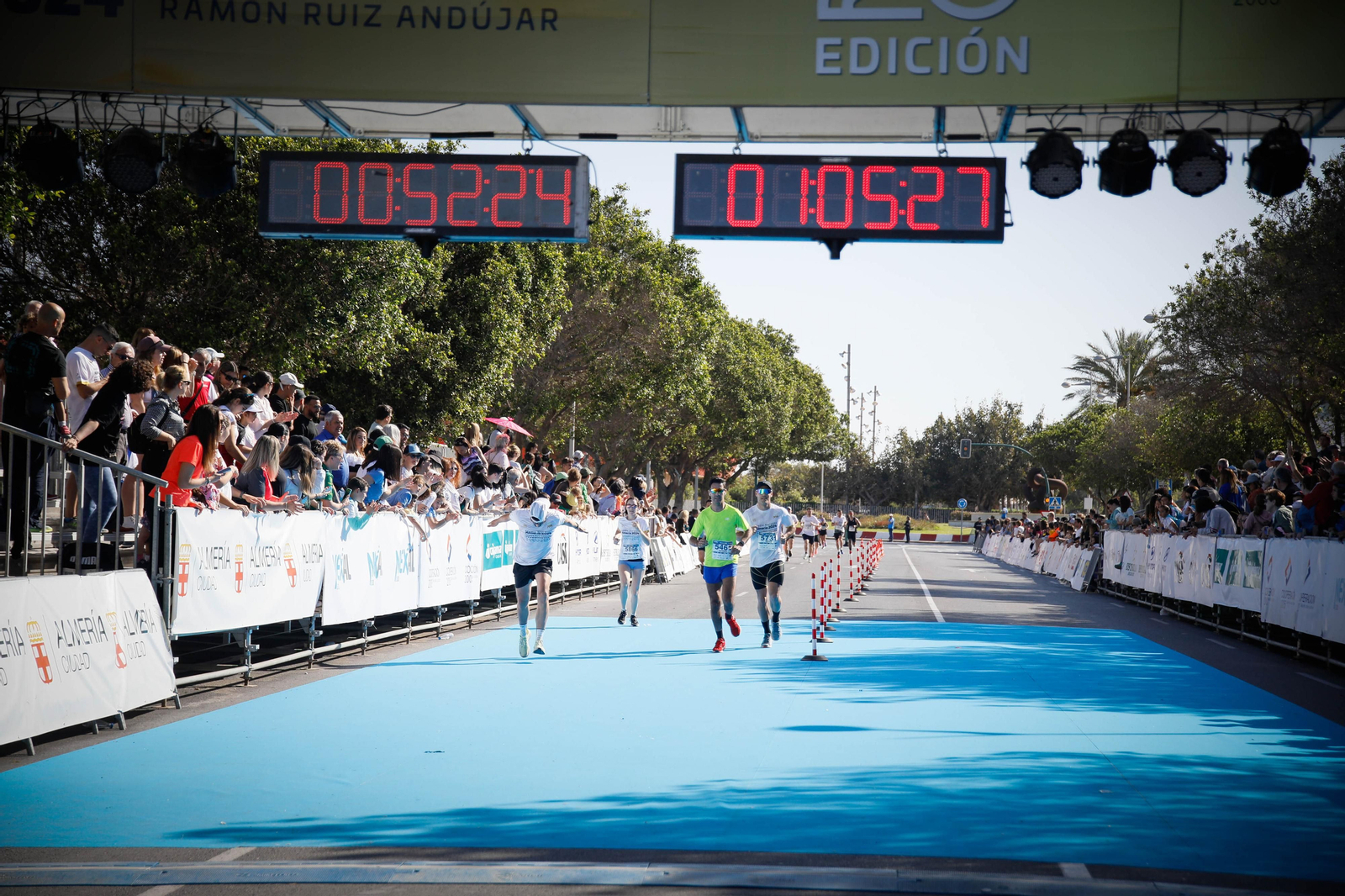 Imágenes de la llegada de la Media maratón Ciudad de Almería