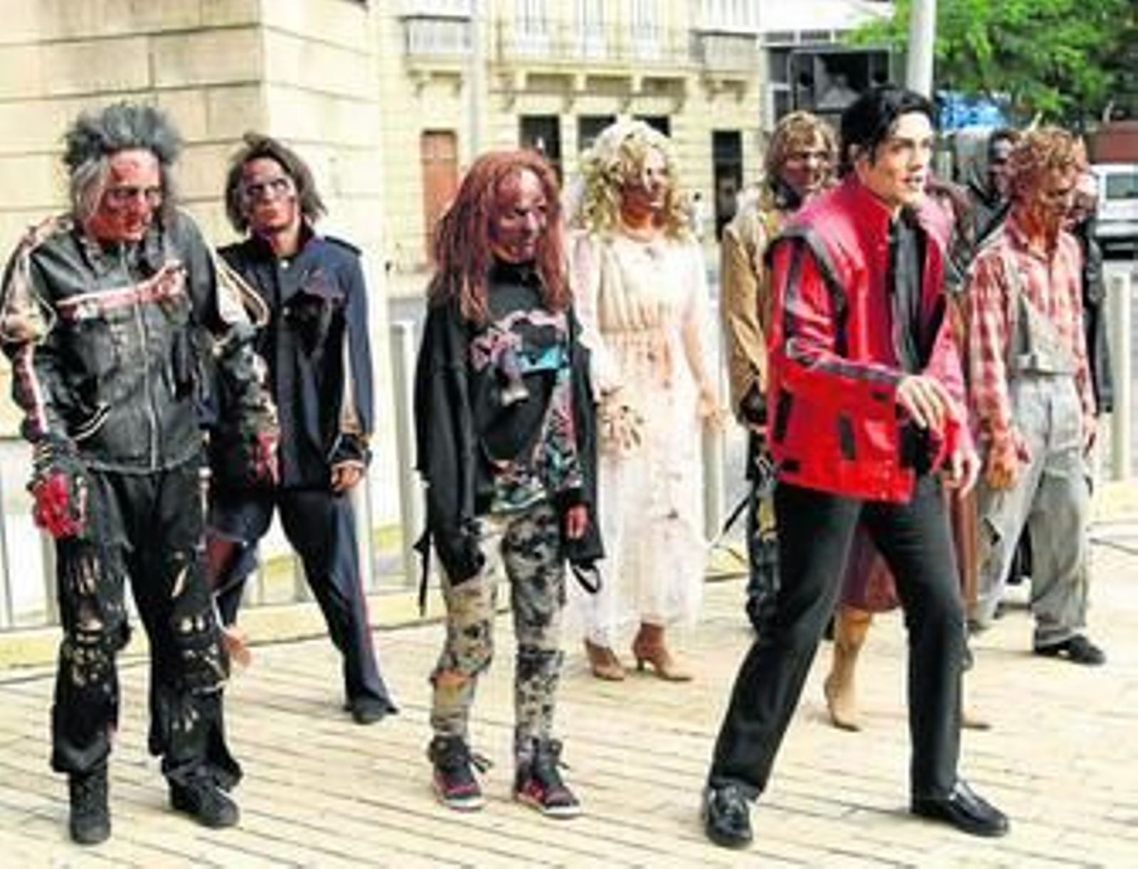 Fran  Jackson, doble oficial del rey del pop con sus zombies bailando el thriller.