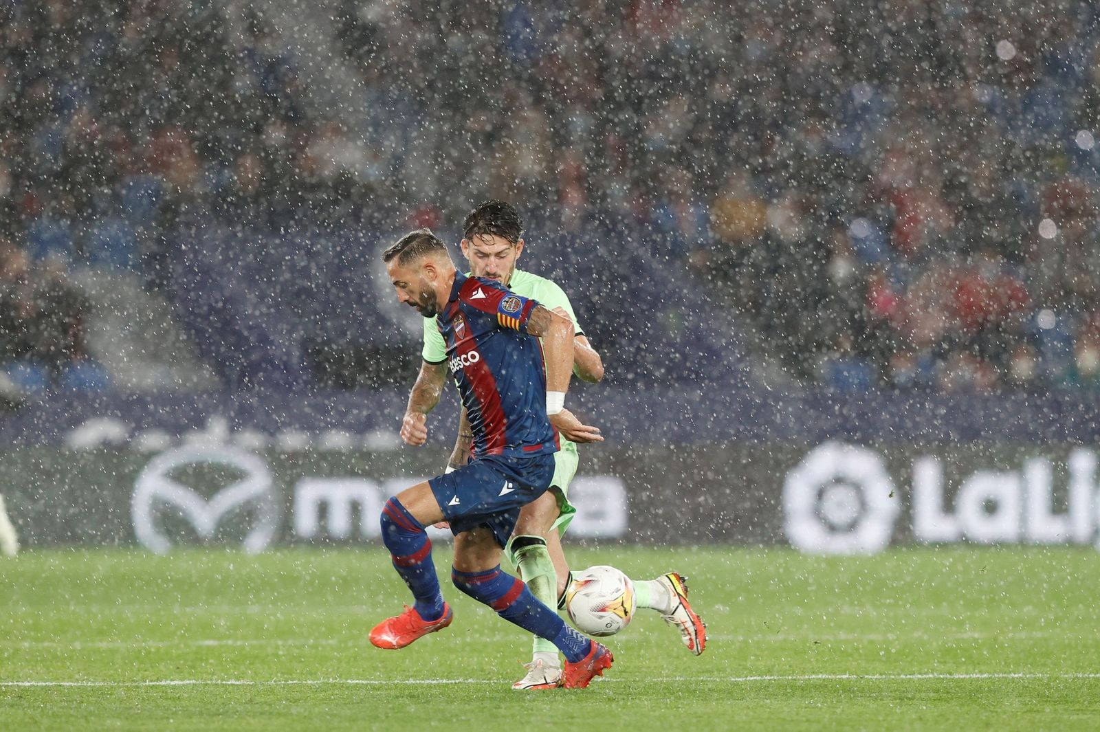 Morales y Unai Vencedor, bajo un fuerte aguacero.