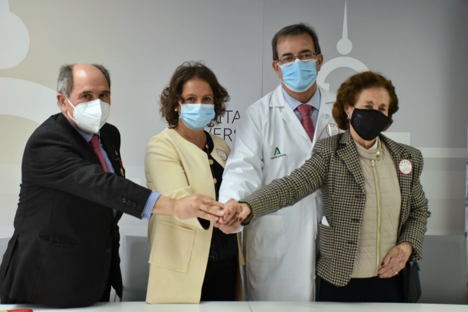 Un momento de la firma del convenio entre la Fundación Mas y Andex, en el Hospital Virgen del Rocío.
