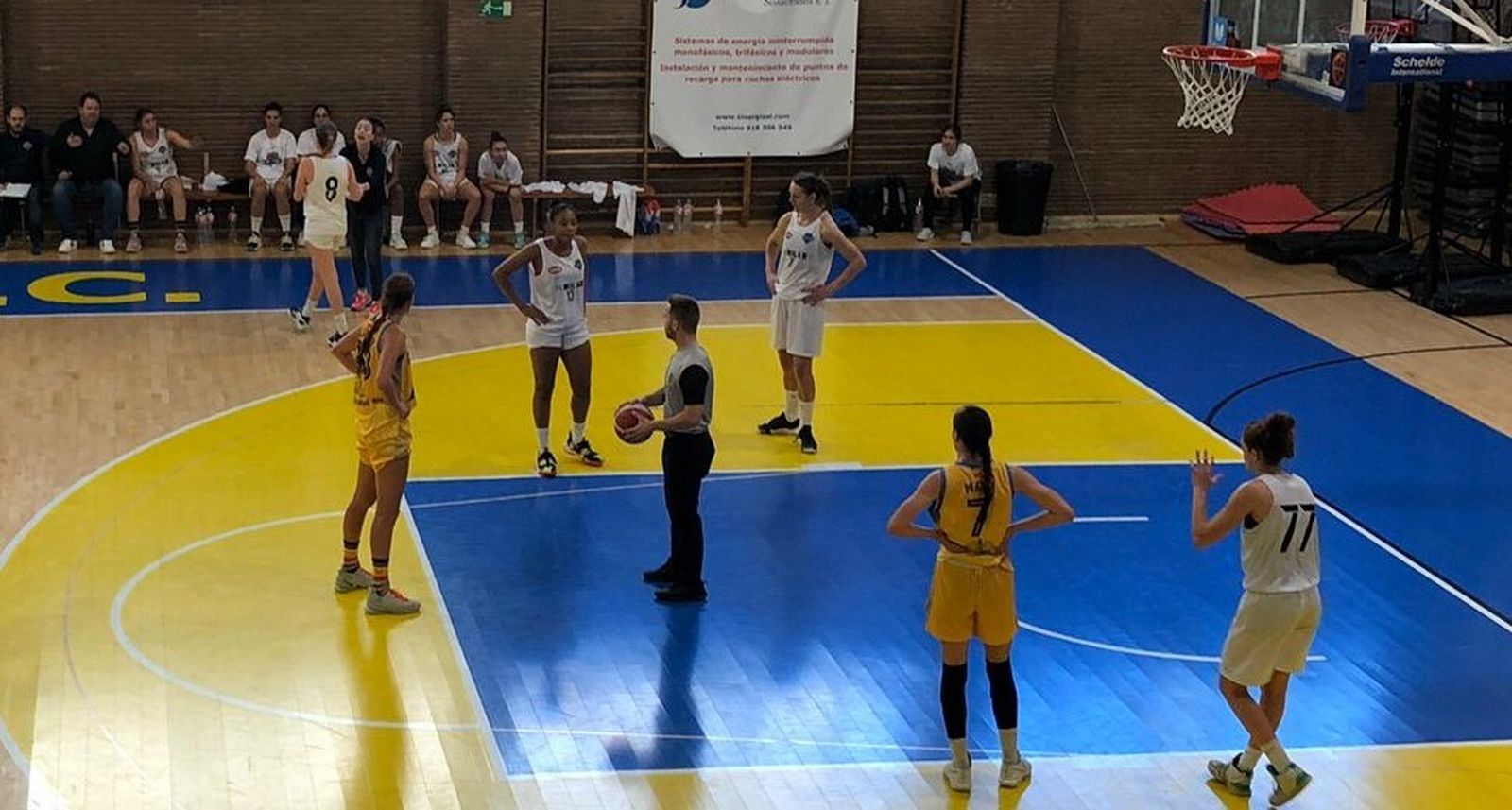 Un momento del partido del Milar Córdoba en la pista del Real Canoe.