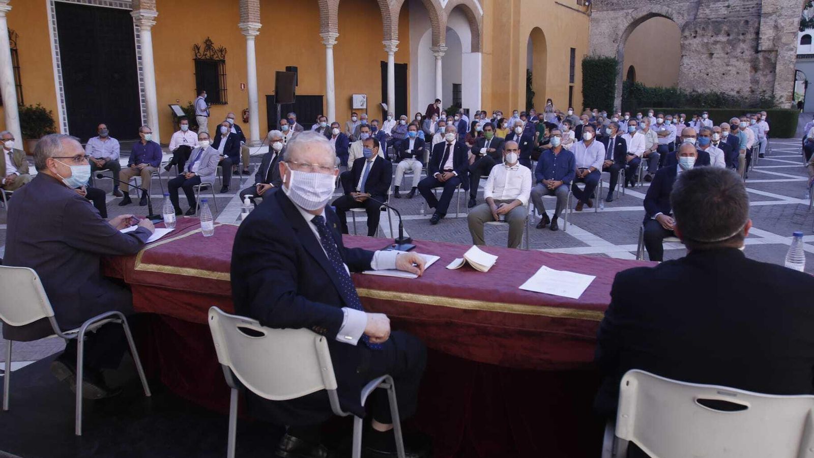 El presidente del Consejo, Francisco Vélez, preside la mesa de la asamblea extraordinaria.