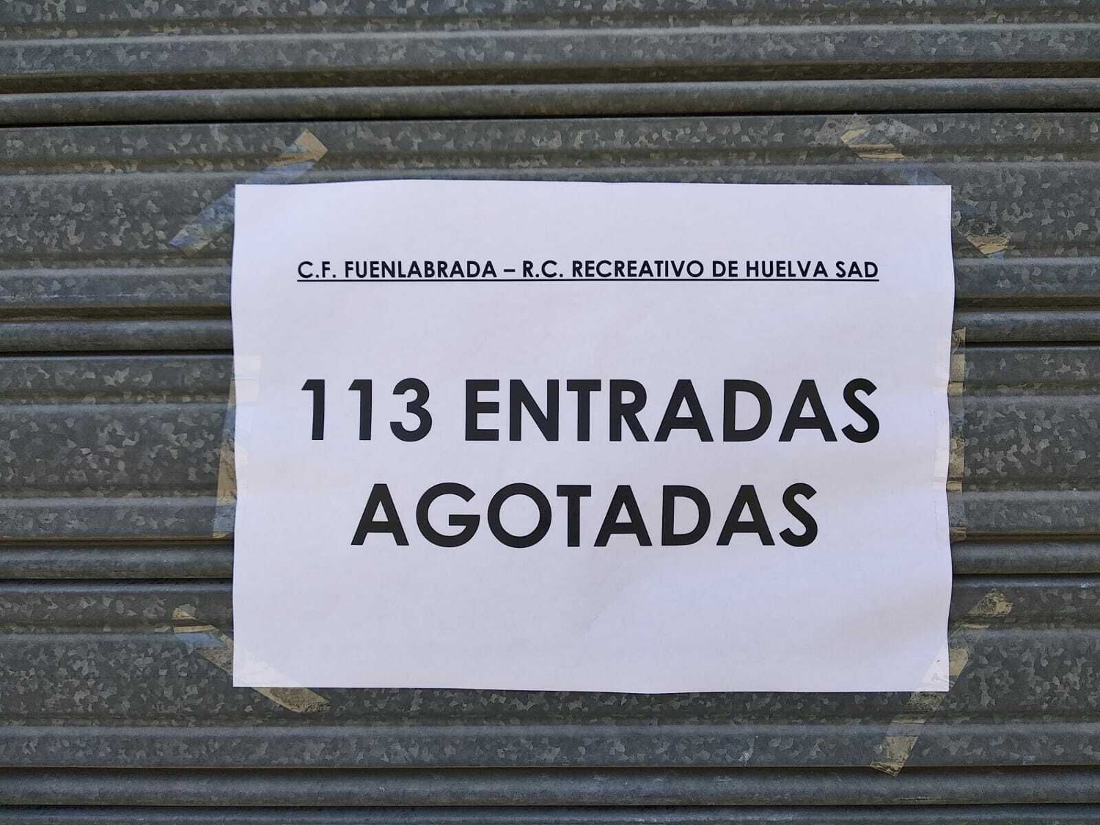 El Recre cuelga el cartel de no hay entradas para el partido contra el Fuenlabrada.