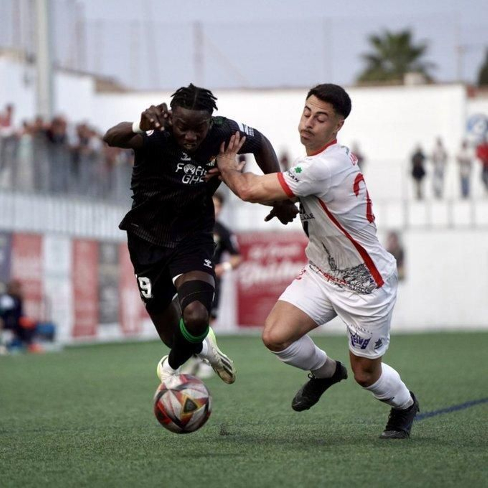 El bético Mawuli, en un lance ante un rival del cuadro lebrijano.