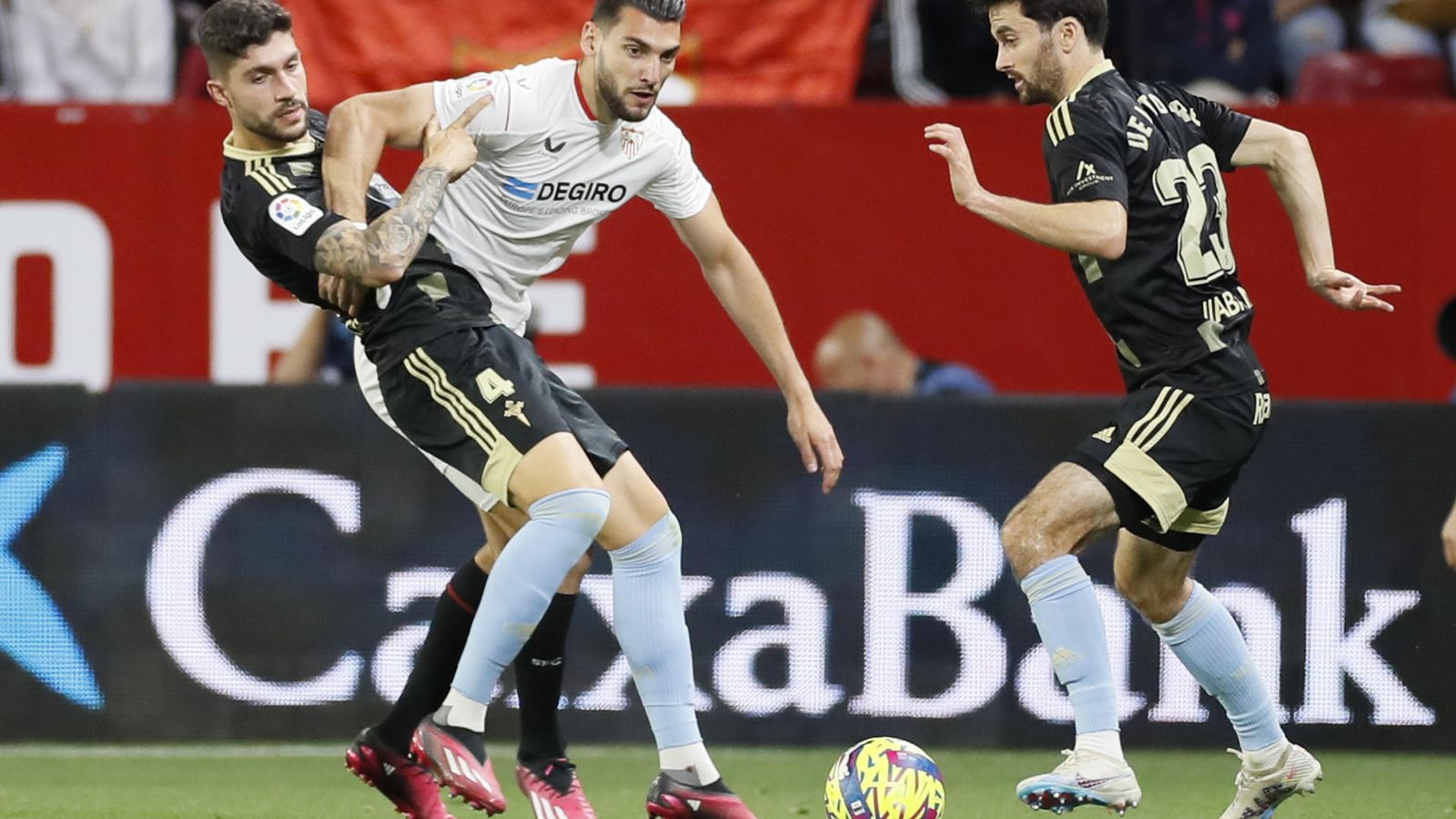 Rafa Mir pierde un balón ante Unai Núñez y De la Torre.
