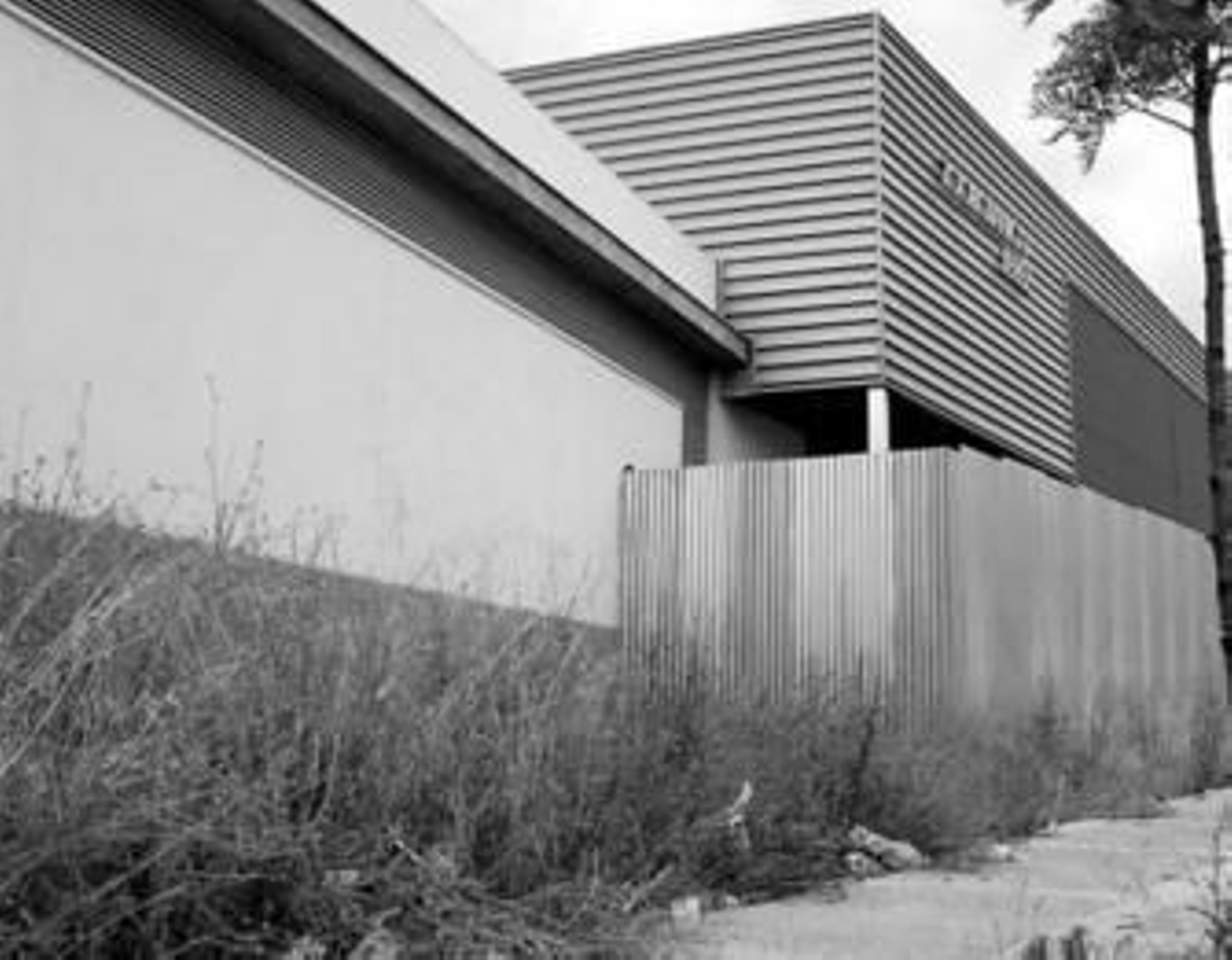 Segunda entrada del Zoobotánico que lleva desde su construcción, hace dos años, cerrada al público.