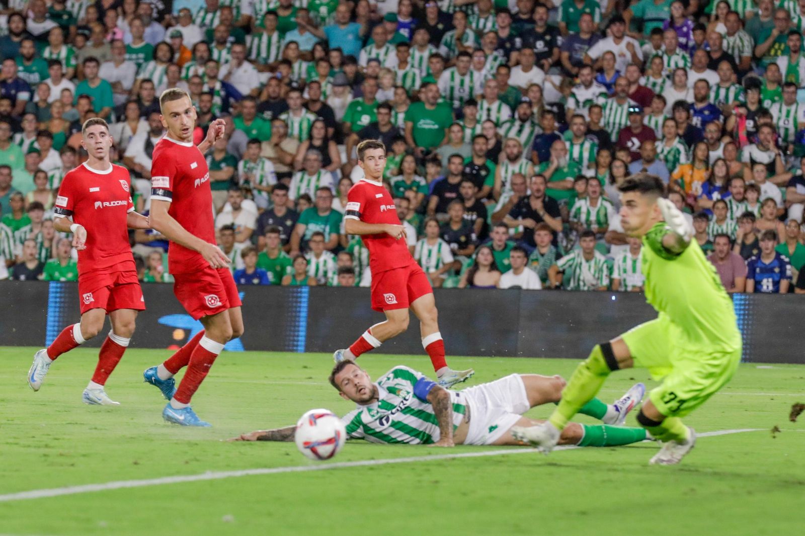 Aitor Ruibal no llega a rematar por muy poco un balón servido por Abde.