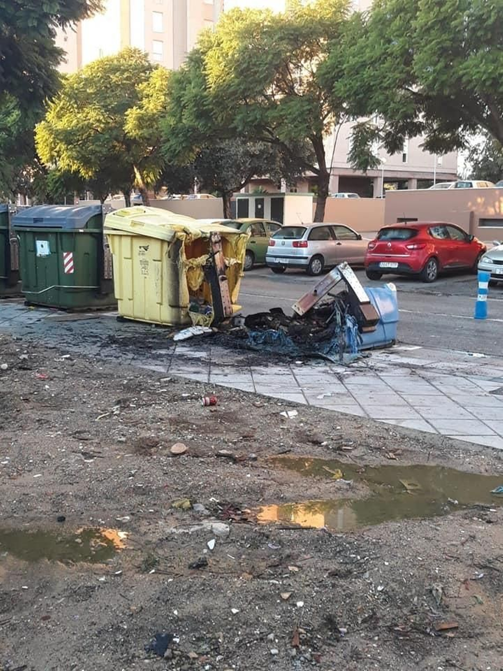 Imagen de algunos de los contenedores quemados la madrugada del miércoles al jueves junto a la rotonda del Catavino.