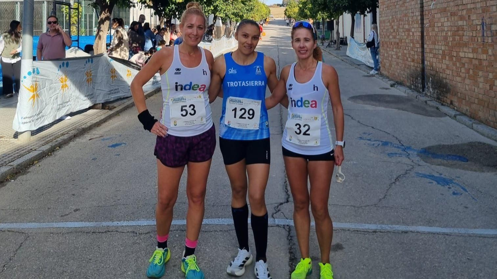 Lisa Esquivel posa junto a Mariló Franco y María del Pilar Gavilán. Lisa Esquivel posa junto a Mariló Franco y María del Pilar Gavilán.