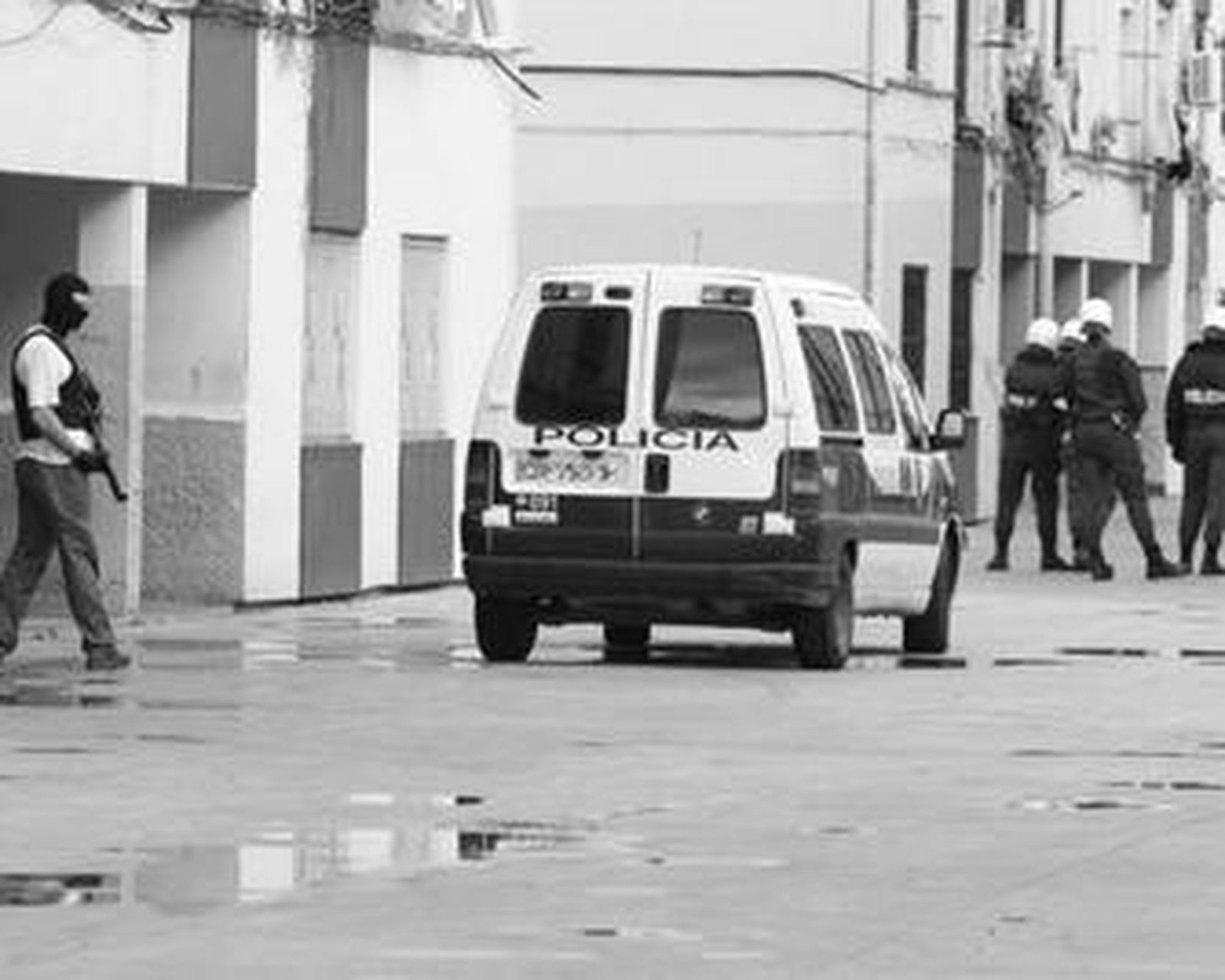 Funcionarios de la Udyco de La Línea, en una operación realizada el año pasado en la barriada de Las Palomeras.