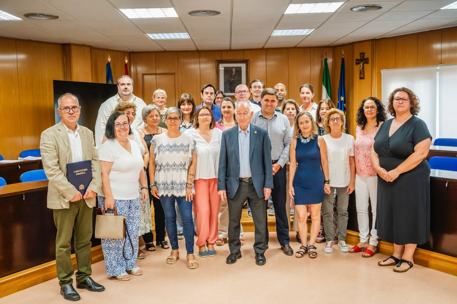 El alcalde Gabriel Amat y ediles de su equipo de Gobierno, junto a las personas beneficiarias de la formación.
