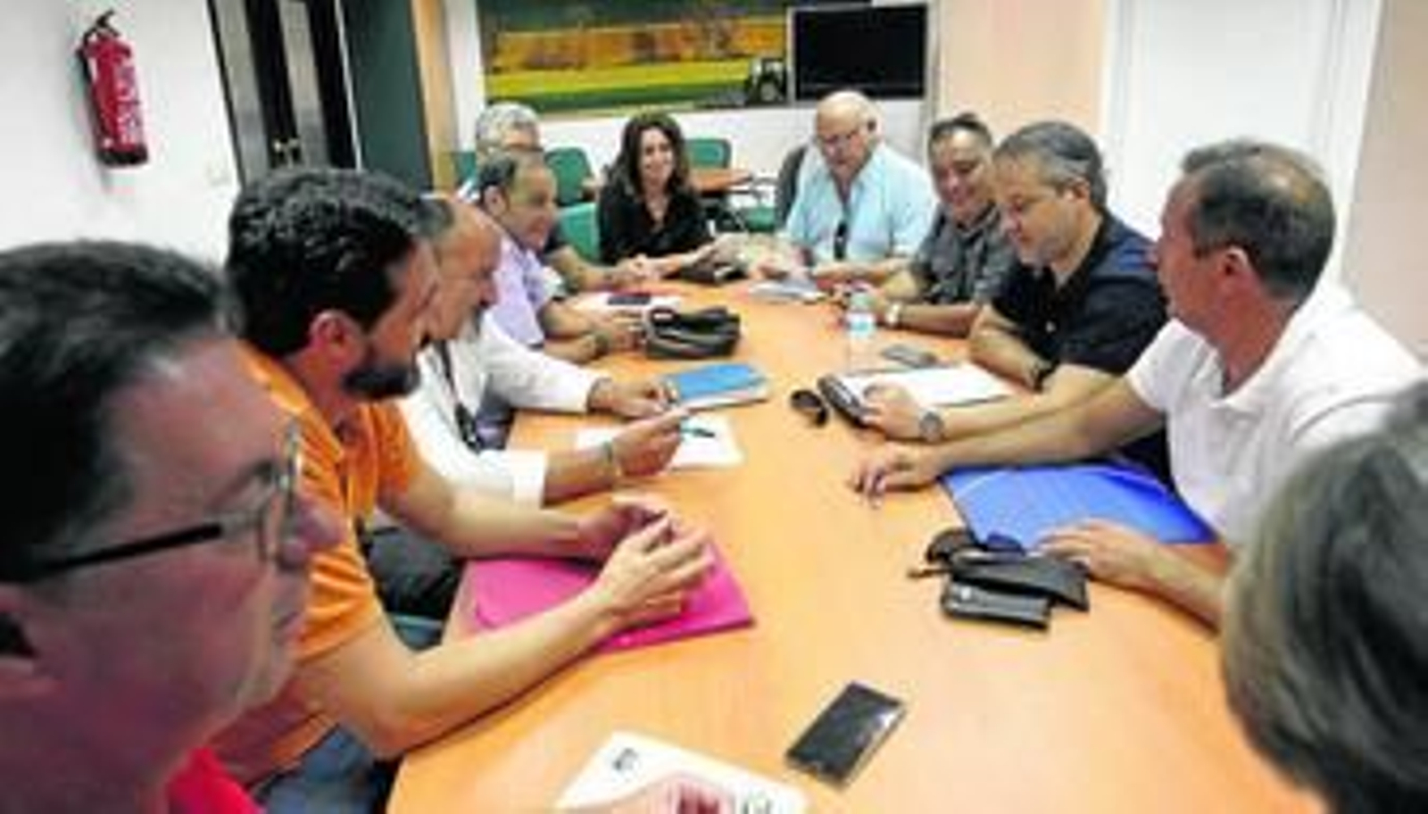 Integrantes del comité de empresa de SAM Algeciras, ayer por la mañana en una reunión previa a la mediación del Sercla que logró el acuerdo.