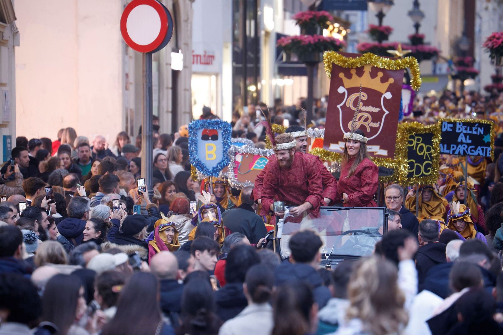 El Cartero Real llena de ilusión el Centro de Córdoba, en imágenes