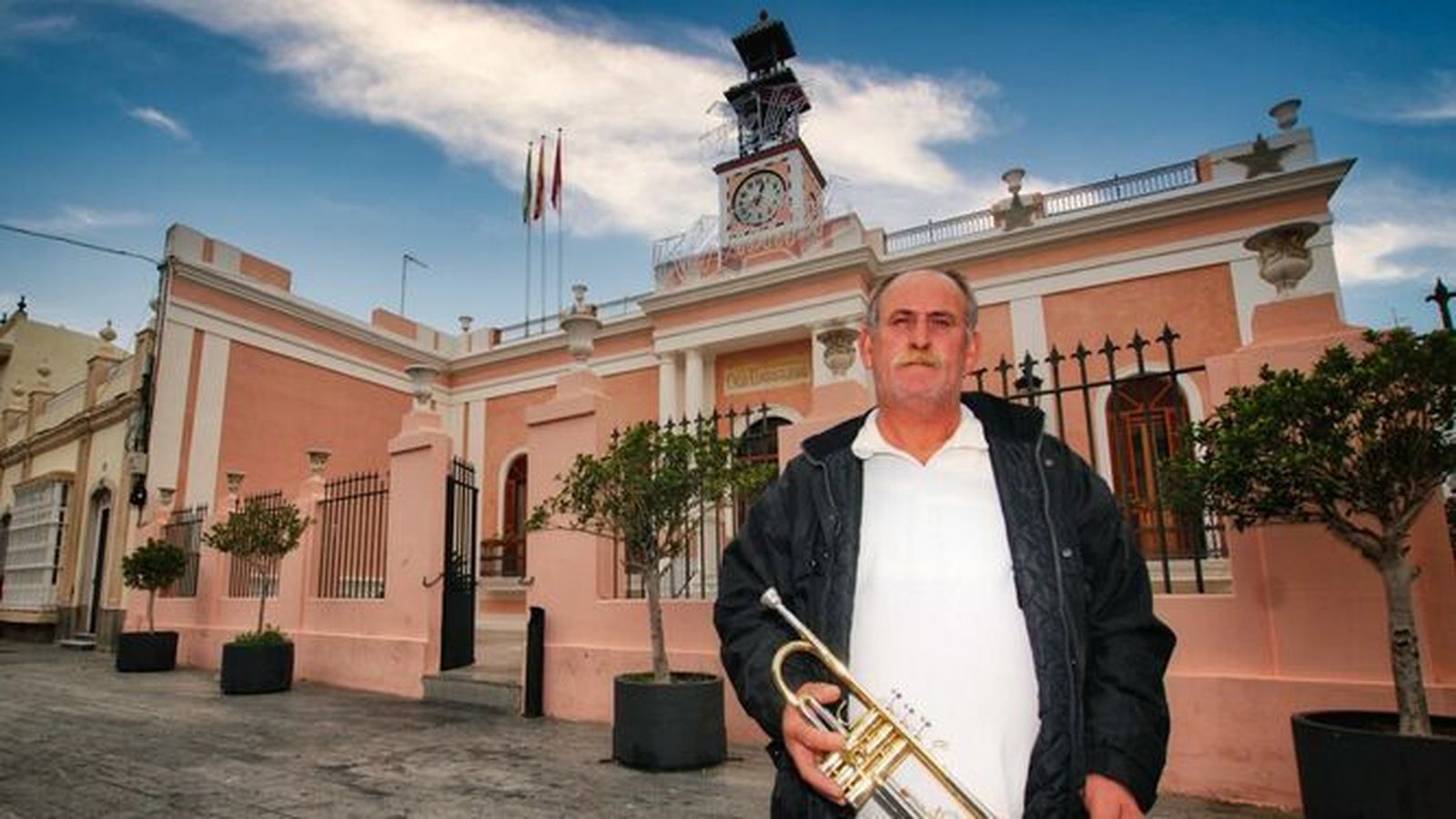 'El tío de la trompeta' despierta cada 6 de enero a los niños de Puerto Real