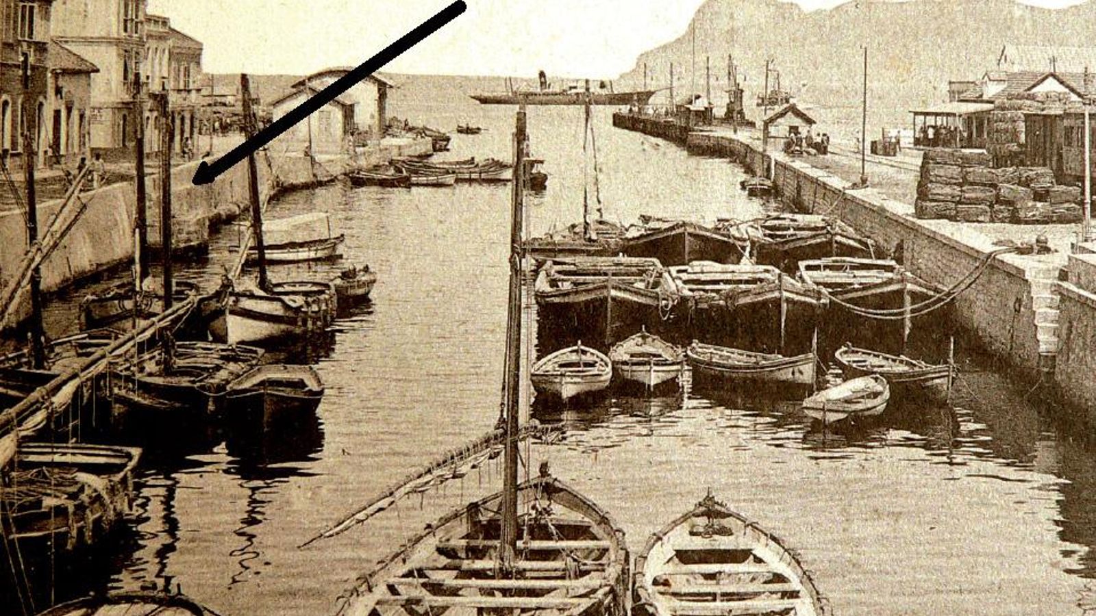 Señalada con una flecha una de las primeras obras acometidas por la Junta de Obras del Puerto en el año 1908, la construcción de un muro de 350 metros en la margen izquierda del río de la Miel. Señalada con una flecha una de las primeras obras acometidas por la Junta de Obras del Puerto en el año 1908, la construcción de un muro de 350 metros en la margen izquierda del río de la Miel.