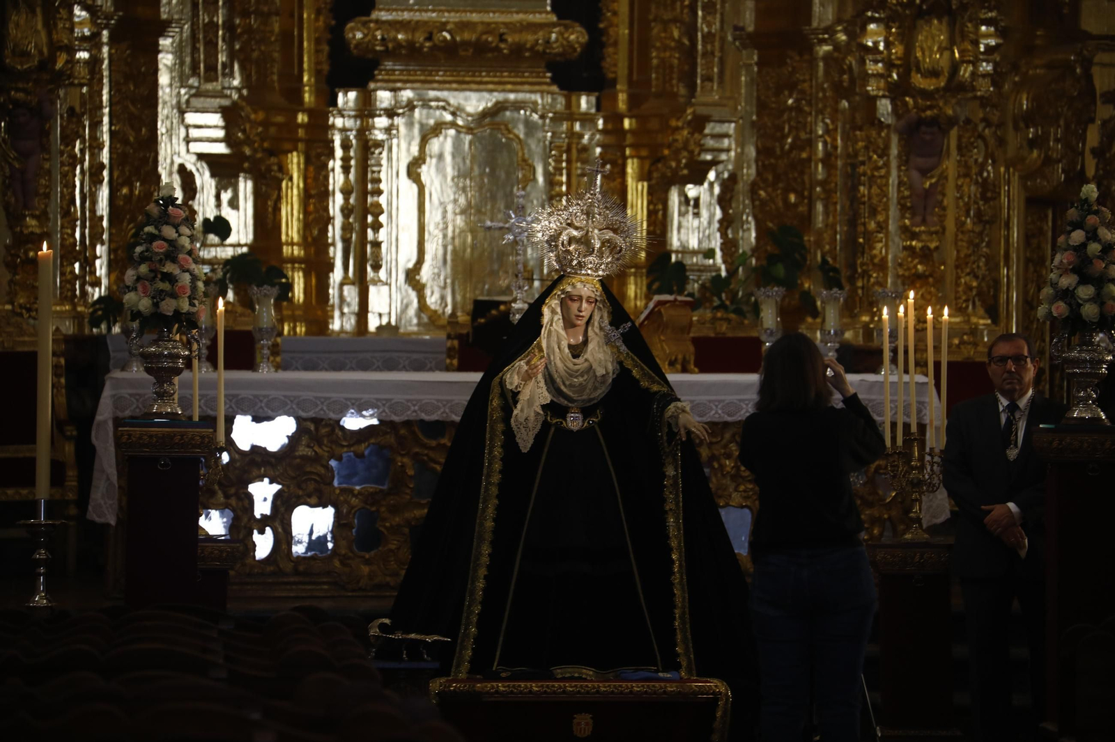 Las mejores fotos del besamanos de la Virgen de la Quinta Angustia de Córdoba