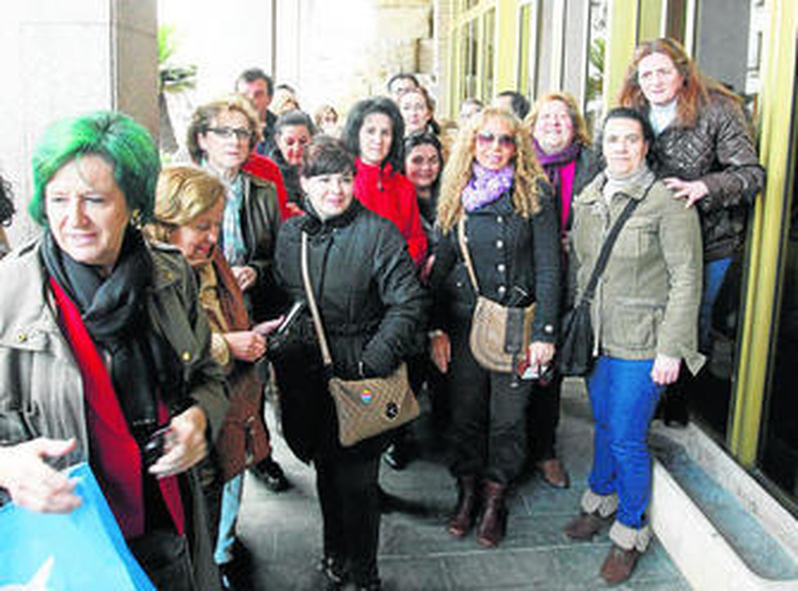 Los propietarios, en las puertas del Ayuntamiento, el pasado miércoles antes de la reunión.