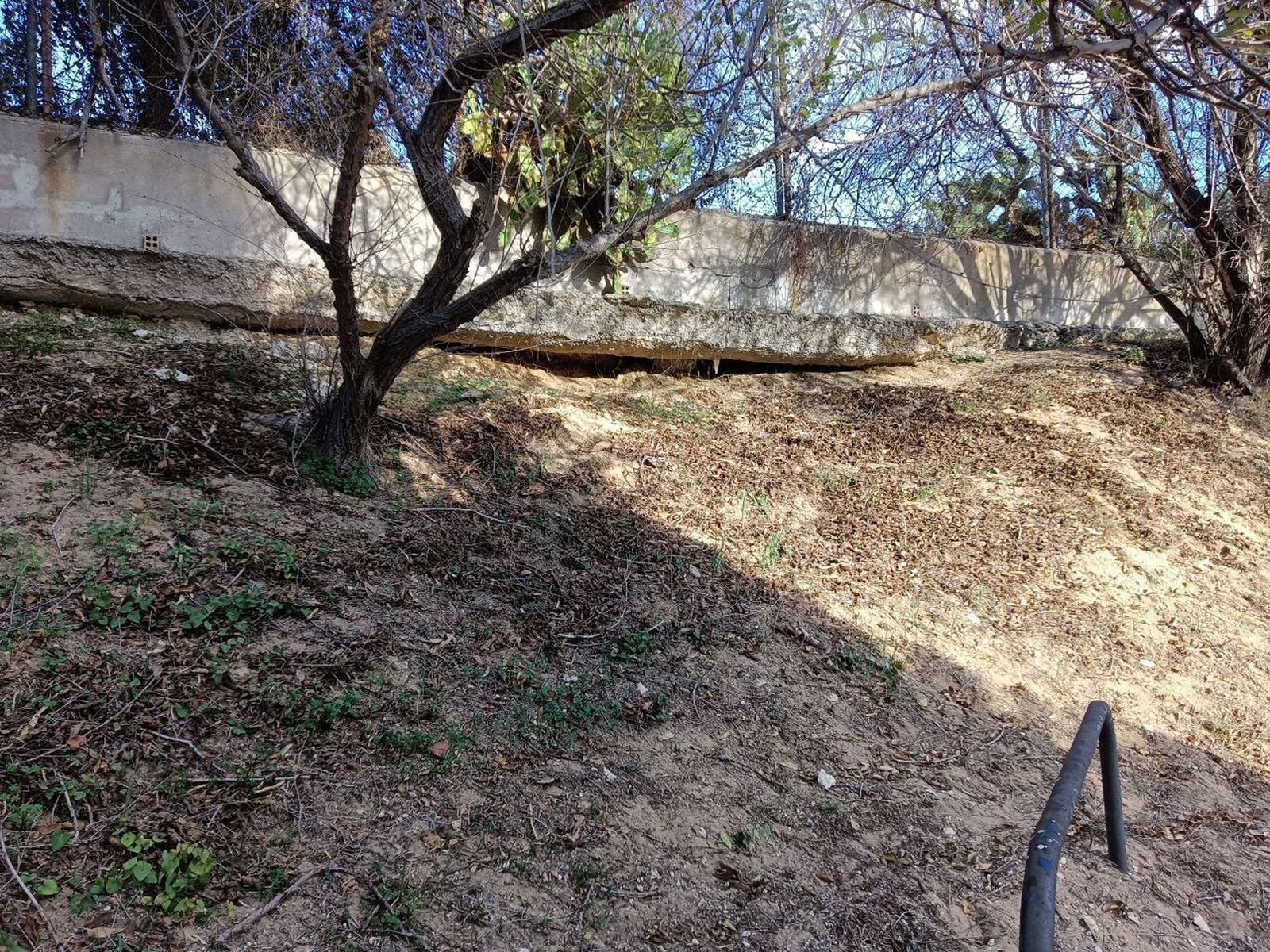 Huecos bajo el muro situado en la zona baja de la avenida Rafael Alberti.