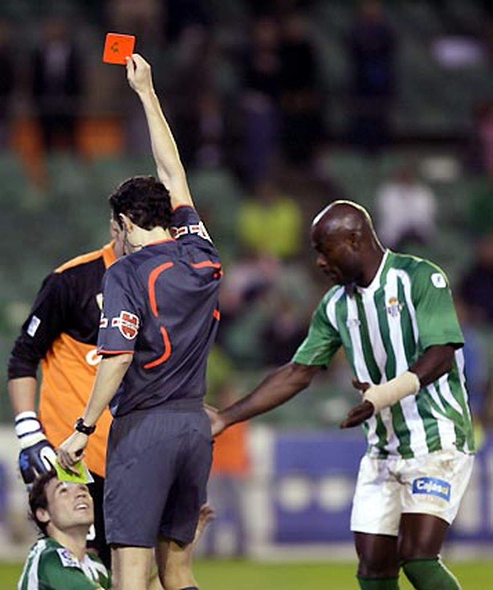El Betis deja escapar dos puntos ante el Huesca (1-1) en los últimos compases de un partido en el que los de Antonio Tapia terminaron con dos expulsados.

Foto: Antonio Pizarro