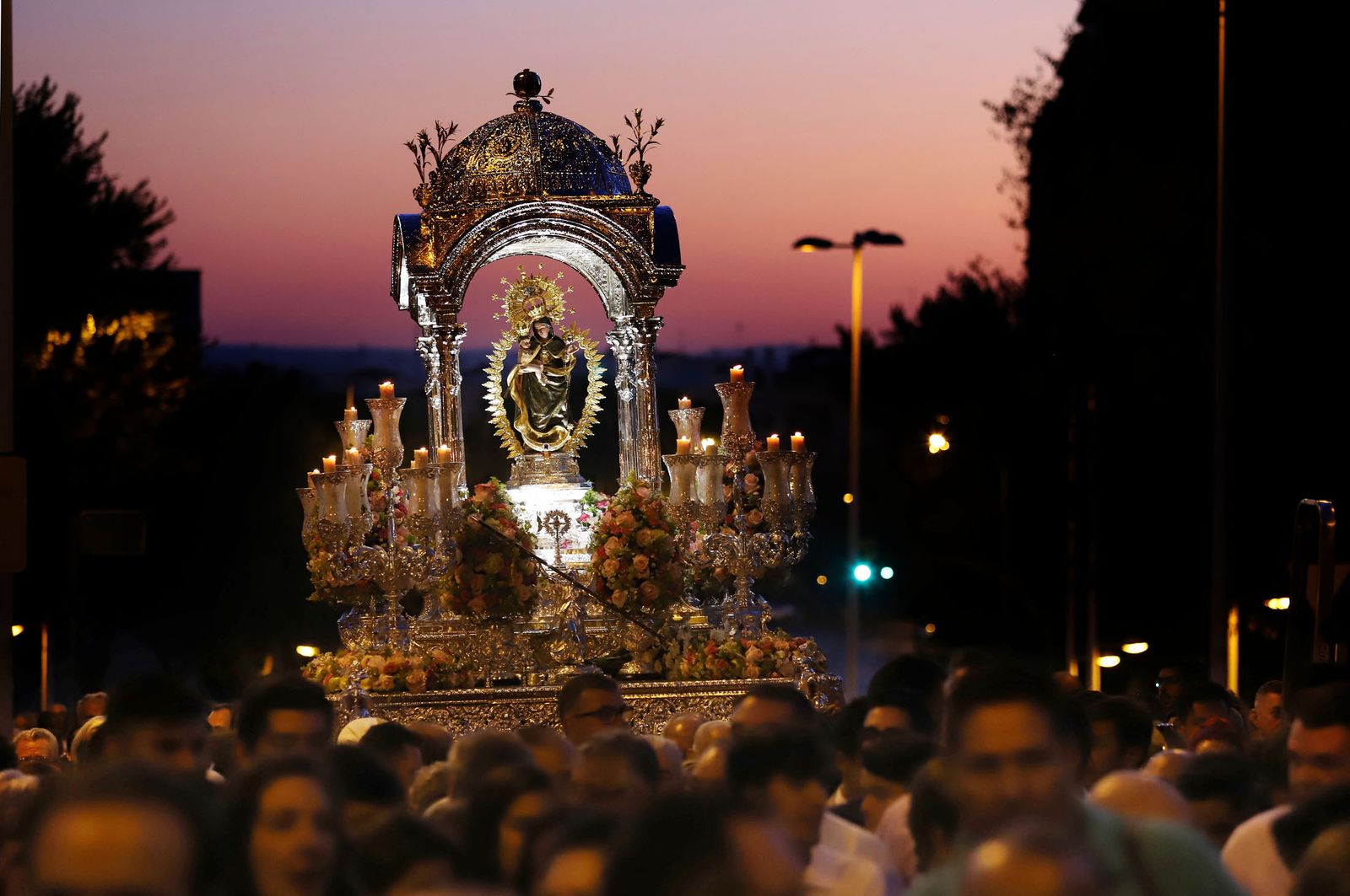 Bajada de la Virgen de la Cinta en el mes de agosto.