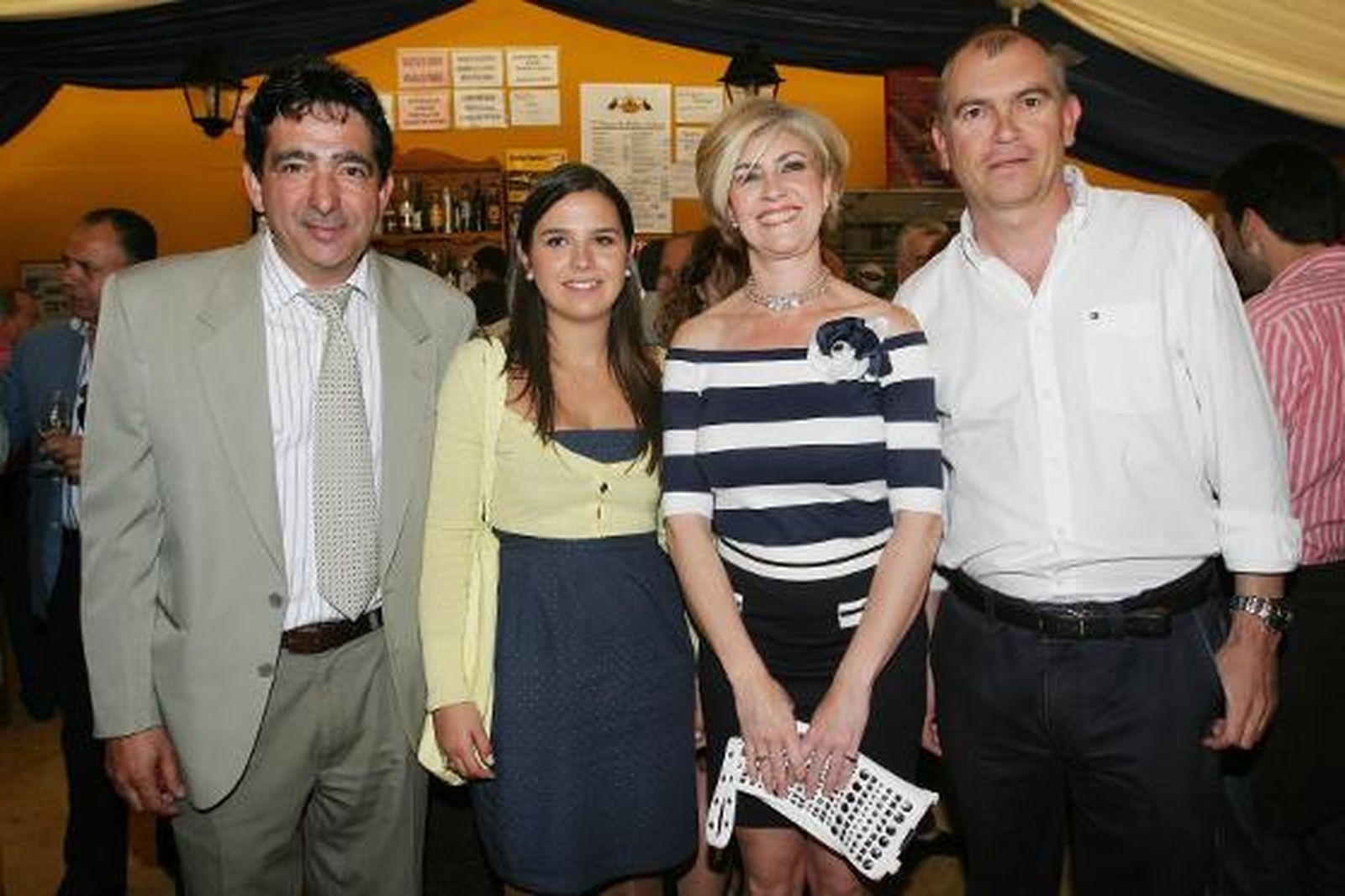 Alfonso Gómez, comercial de Diario de Cádiz, junto a Marisa López, comercial de este Diario, Nieves Álvarez, ejecutiva comercial de Zurich y Antonio Díaz, abogado.

Foto: Vanesa Lobo