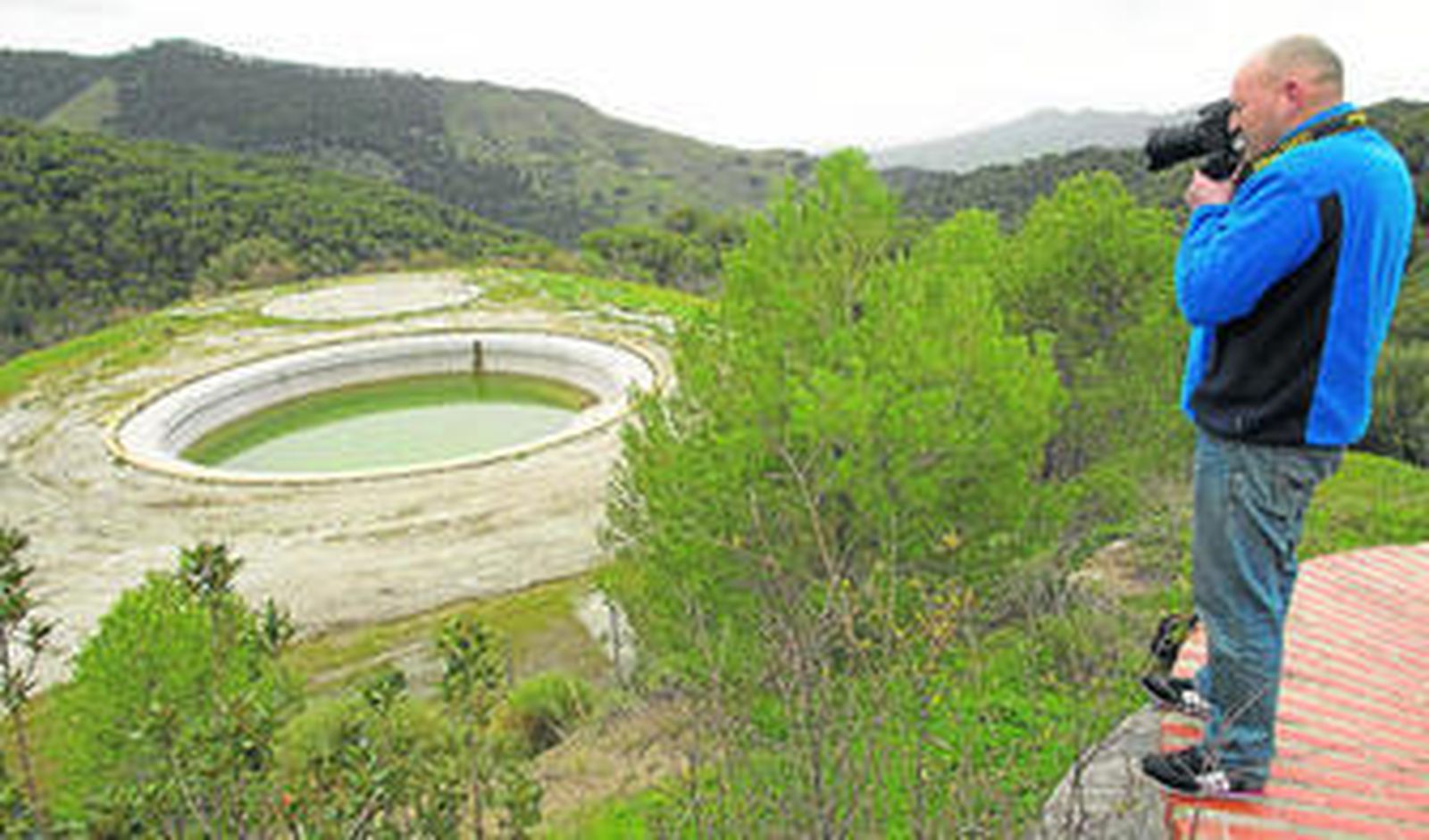 Un fotógrafo capta imágenes de la balsa en los Montes de Málaga en la que fue encontrado el menor.