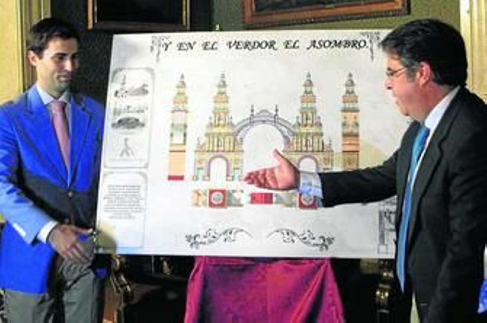 Manuel J. Jiménez, uno de los autores, presenta el diseño junto al concejal de Fiestas Mayores.