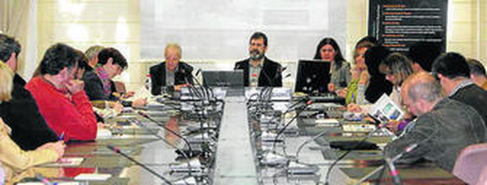 José L. Martínez, Carmen Garrido y José A. Muñoz con los investigadores.