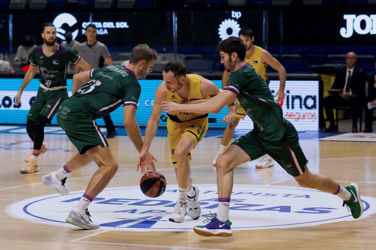 Abromaitis y Brizuela tratan de robar el balón a Marcelinho Huertas.