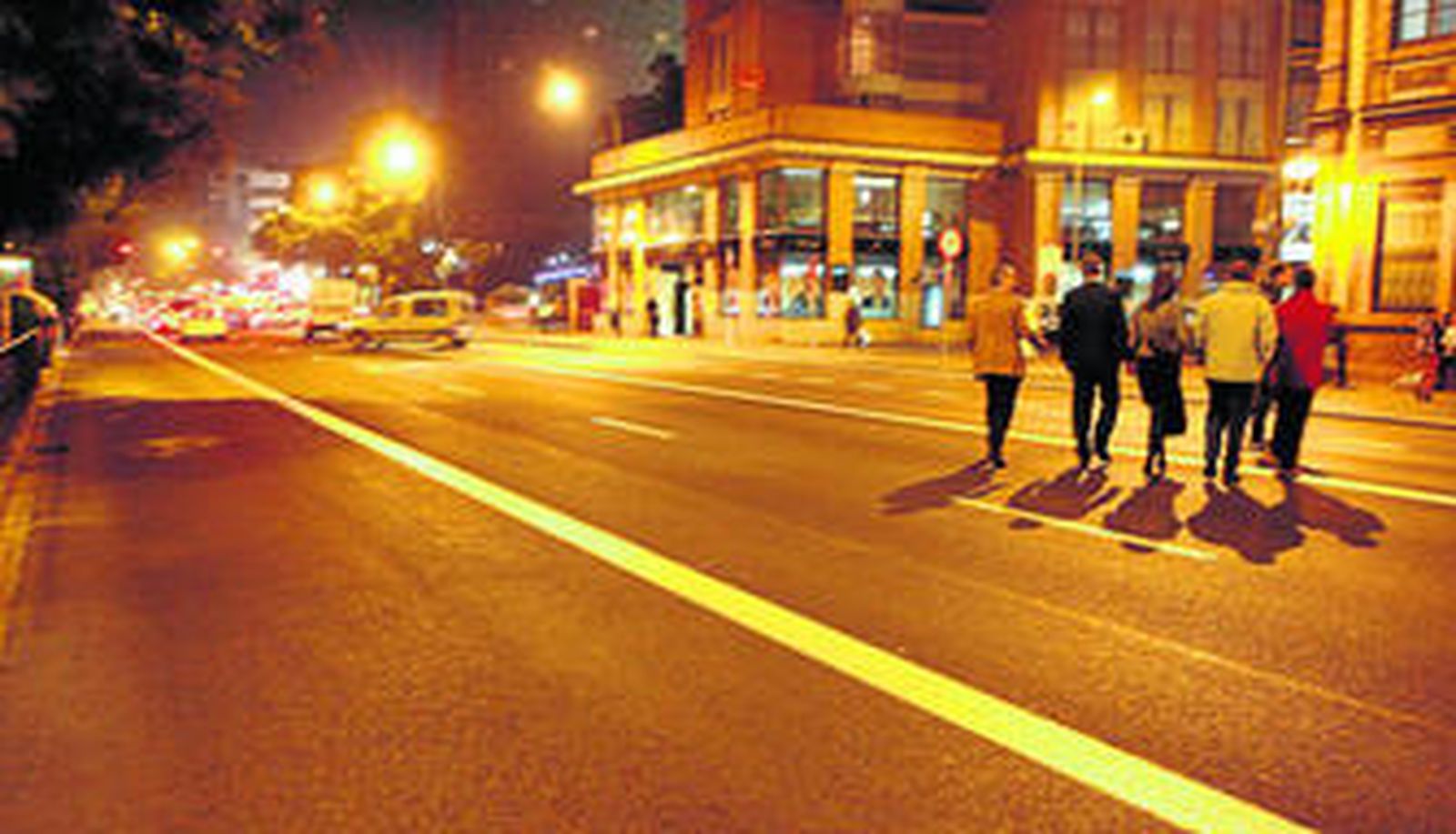 Un grupo de personas cruza indebidamente la calle Luis Montoto, ayer por la tarde.