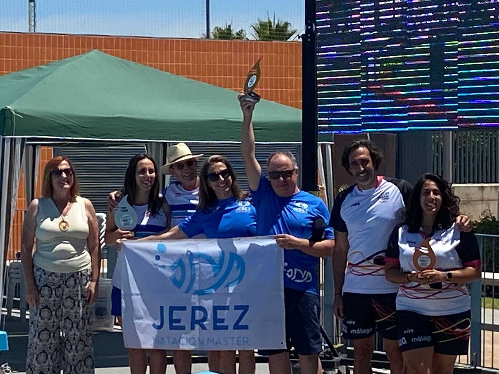 El Jerez Natación Máster celebrando el título de campeón de Andalucía.