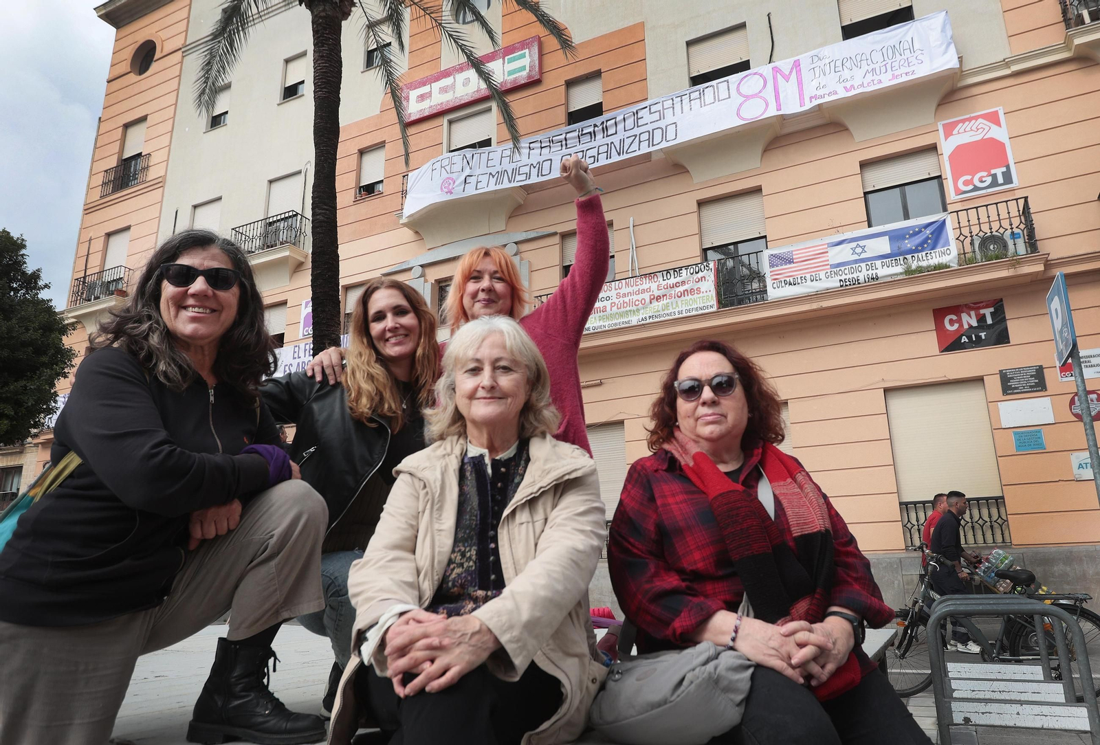 Un grupo de mujeres de Marea Violeta Jerez, días atrás en la plaza del Arenal.