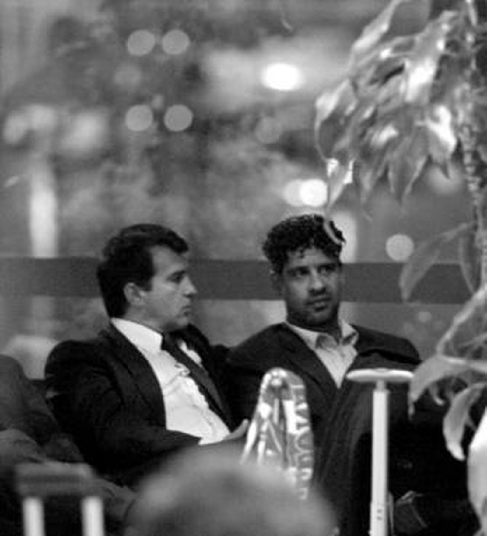 Laporta y Rijkaard conversan en la sala de embarque del aeropuerto de Manchester tras la eliminación.